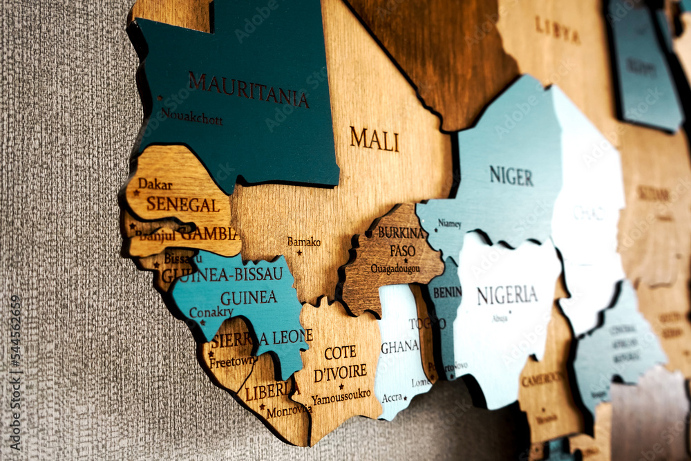 Carte en relief de l’Afrique de l’Ouest montrant les pays comme le Sénégal, la Côte d’Ivoire, le Bénin, le Nigéria, et leurs capitales