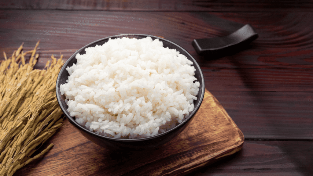 Bol de riz blanc parfaitement cuit