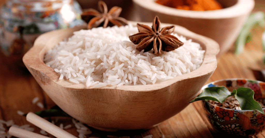Bol en bois rempli de riz parfumé avec anis étoilé – Coséame, grossiste de riz en Afrique de l’Ouest