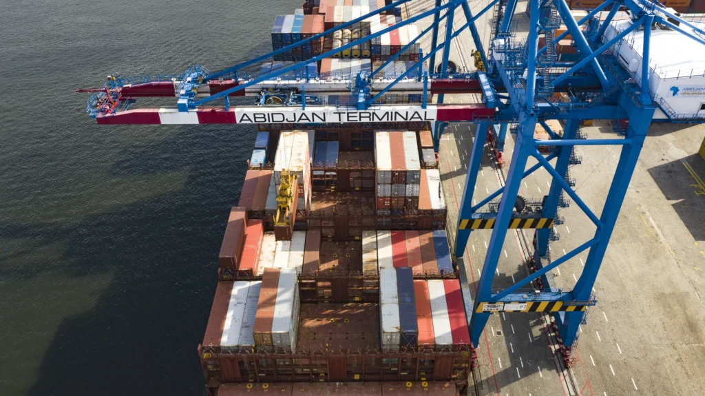 Chargement de containers au terminal d’Abidjan pour l’exportation de lait en poudre vers l’Afrique de l’Ouest